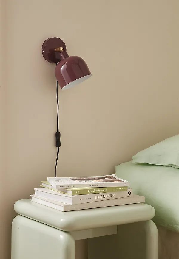 Smickrande vägglampa i lila från Ellos Home.