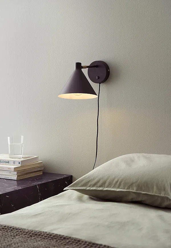 Snygg svart lampa 2026 från Ellos Home.
