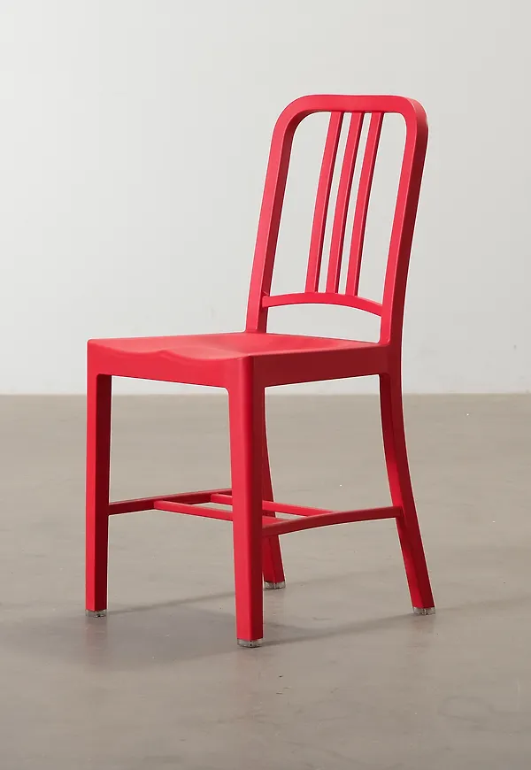 Otroligt snygg röd stol i aluminium från Emeco.
