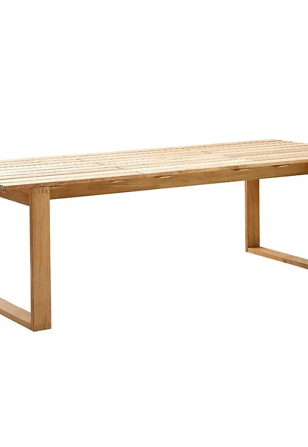 Moderiktig teakmatbord 2025 från Cane-Line.