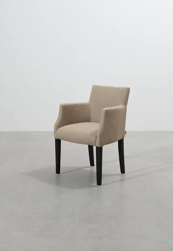 Snygg Stol som passar bra vid många olika tillfällen.