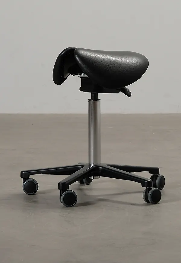 Skön Stol som passar bra vid många olika tillfällen.