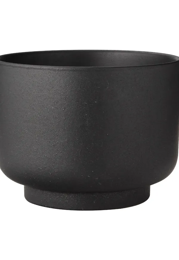 Fin svart kruka 2025 från ERNST.