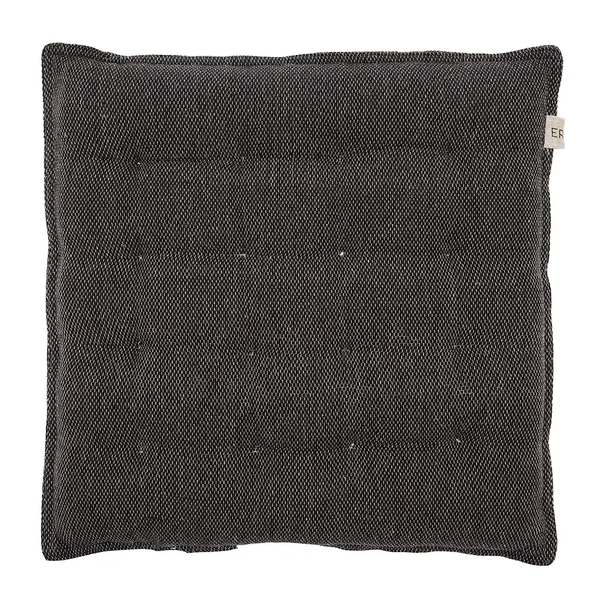 Riktigt trendig svart möbel 2025 från ERNST.