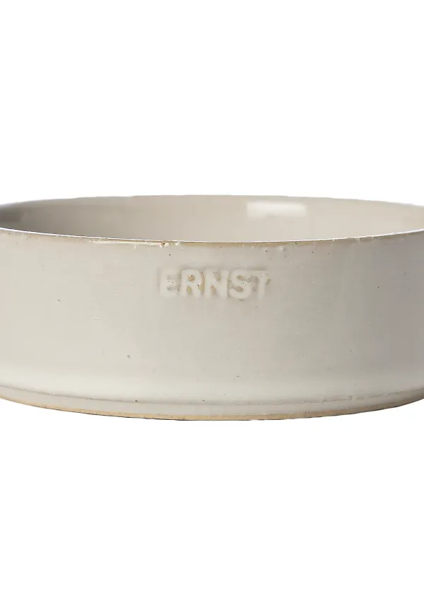 Vit ERNST-ugnsform i moderiktig modell.