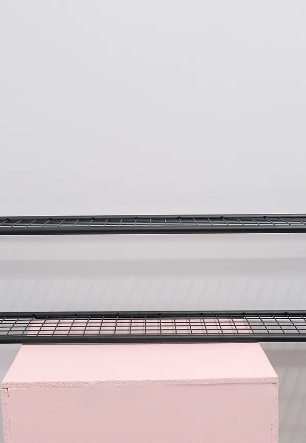 Smickrande svart hylla 2025 från Essem Design.