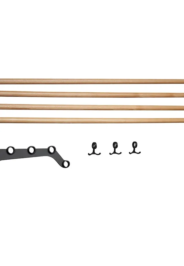 Komfortabel hatthylla i ek från Essem Design.