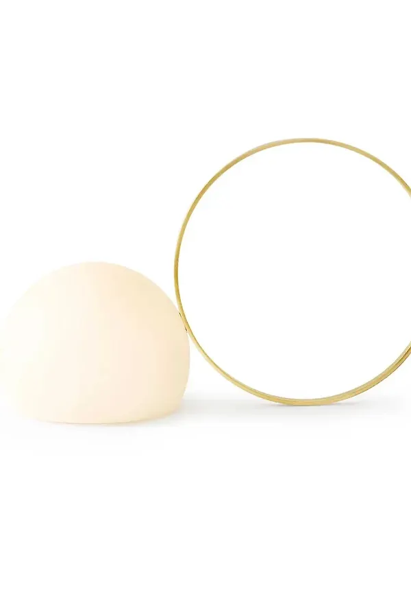Guld Estiluz-bordslampa i mysig modell.