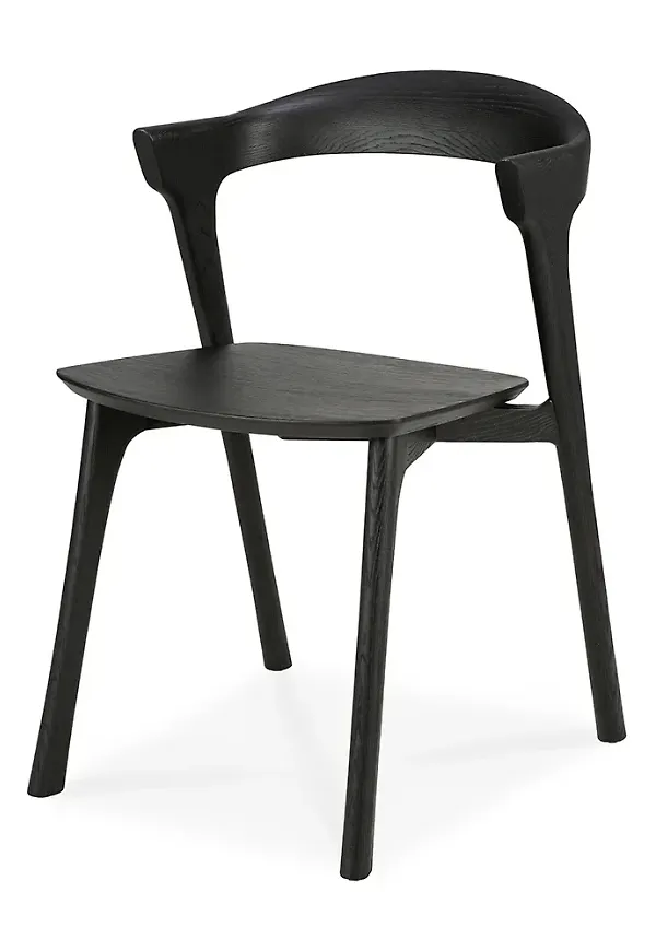 Modern matstol i ek 2025 från Ethnicraft.