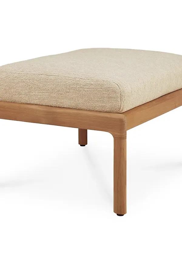 Riktigt trendig fotpall i teak från Ethnicraft.