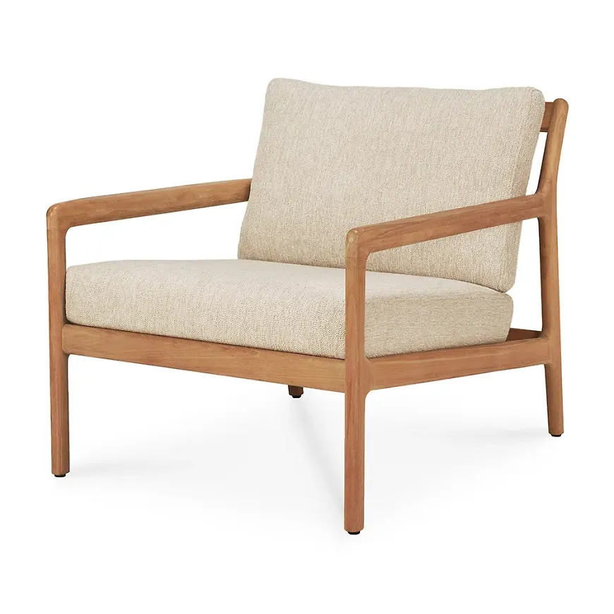 Skön fåtölj i teak från Ethnicraft.