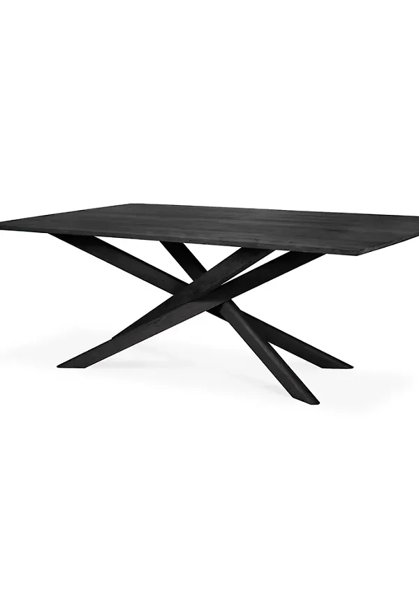 Snygg bord som passar bra vid många olika tillfällen.