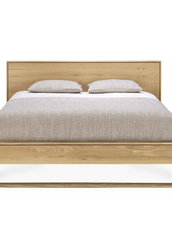 Fantastiskt snygg ekmöbel 2025 från Ethnicraft.