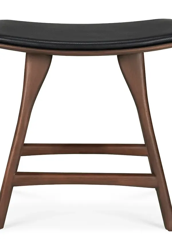Klassisk pall i teak från Ethnicraft.