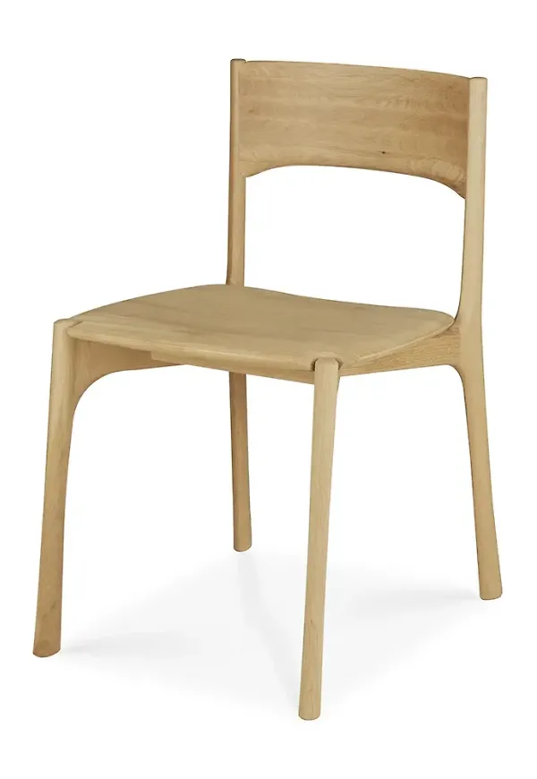 Härlig stol i ek från Ethnicraft.