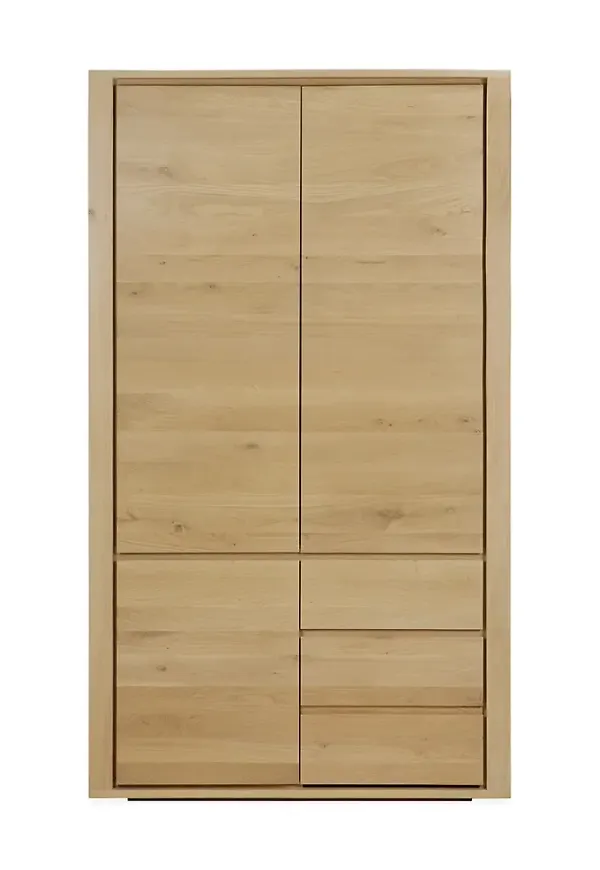 Skön garderob i ek från Ethnicraft.