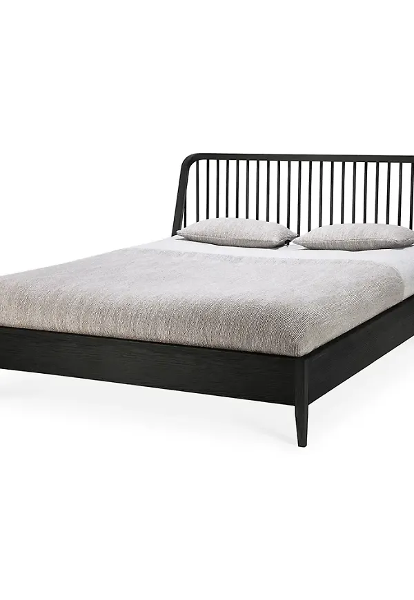 Stilren möbel i ek från Ethnicraft.