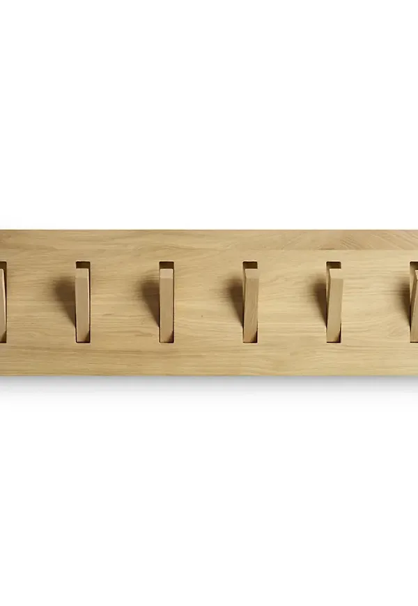 Smickrande svart hängare i ek från Ethnicraft.