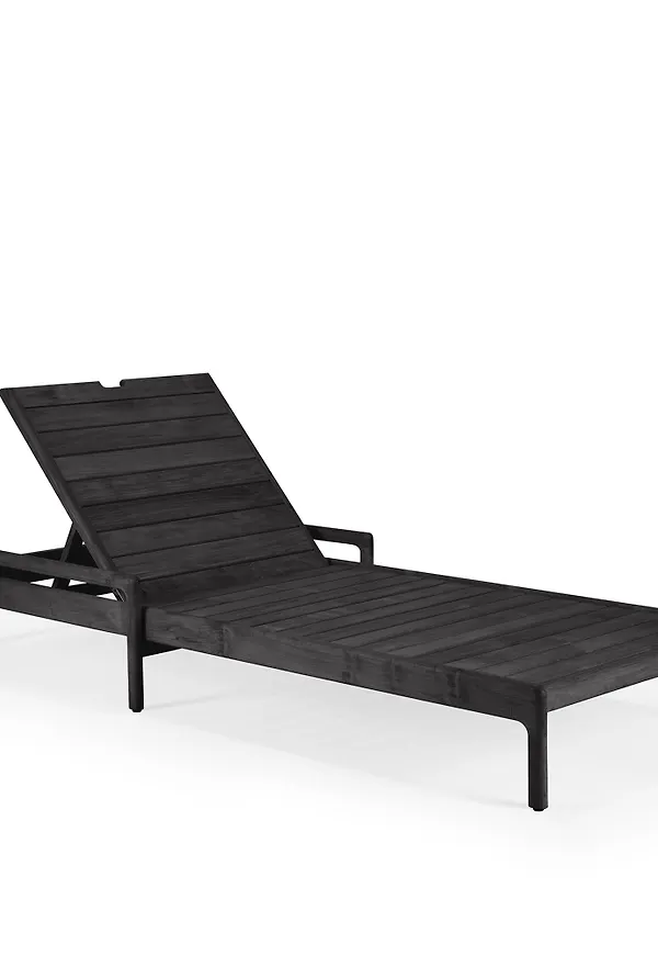 Fantastiskt snygg solsäng i teak från Ethnicraft.