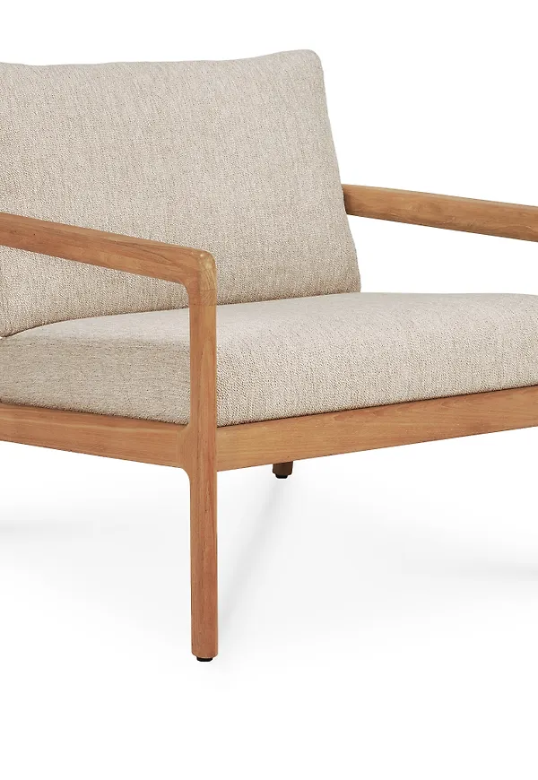 Fantastiskt snygg beige fåtölj i teak från Ethnicraft.