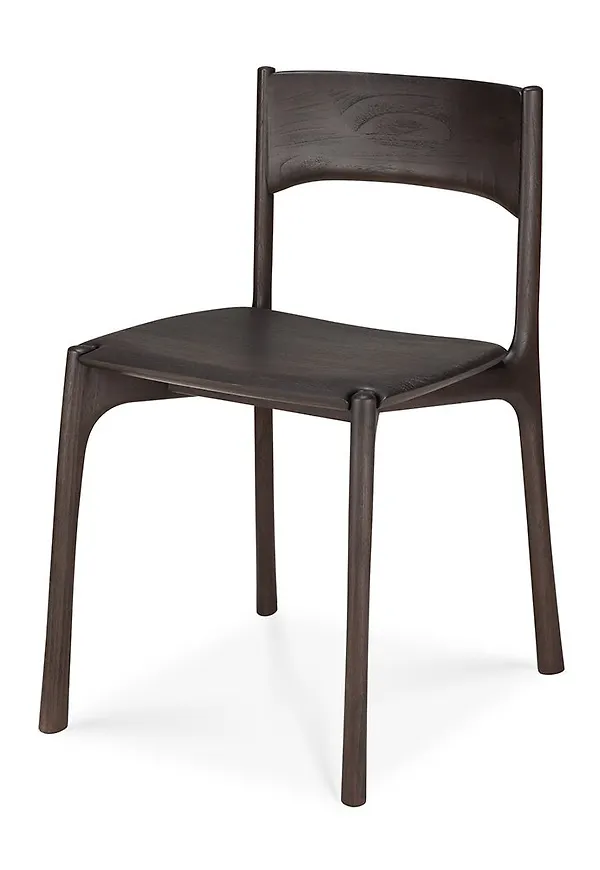 Smickrande stol i brunt från Ethnicraft.