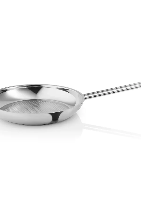 Ikonisk stekpanna i silverfärgade från Eva Solo.