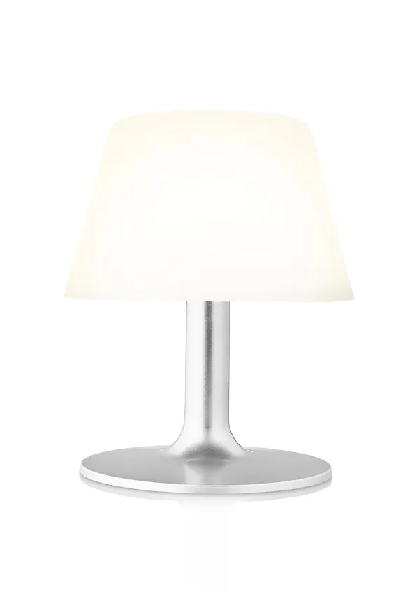 Smickrande solcellslampa i vitt från Eva Solo.