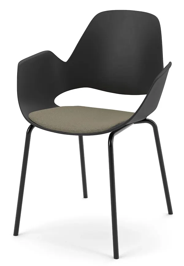 Smickrande stol i beiget från Houe.