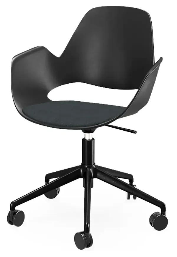 Svart matstol som passar perfekt till sommaren 2025!