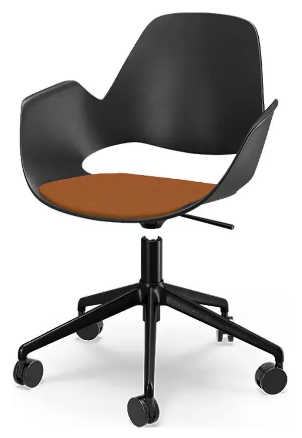 Ikonisk svart matstol 2025 från Houe.