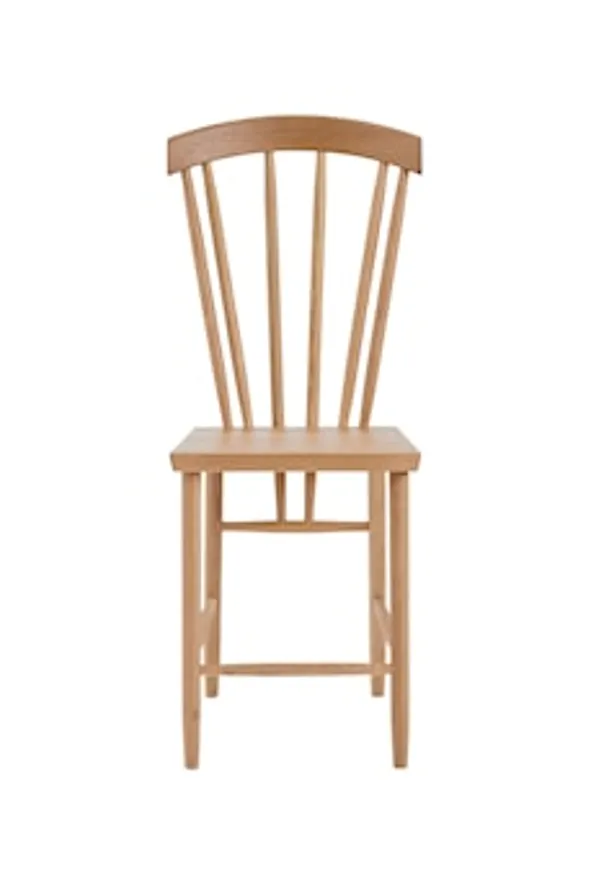 Söt matbordsstol i ek från Design House Stockholm.