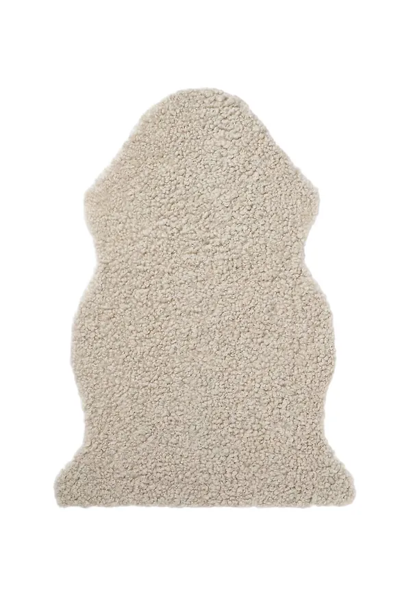 Superfin matta i fårskinn från ÅHLÉNS HOME.