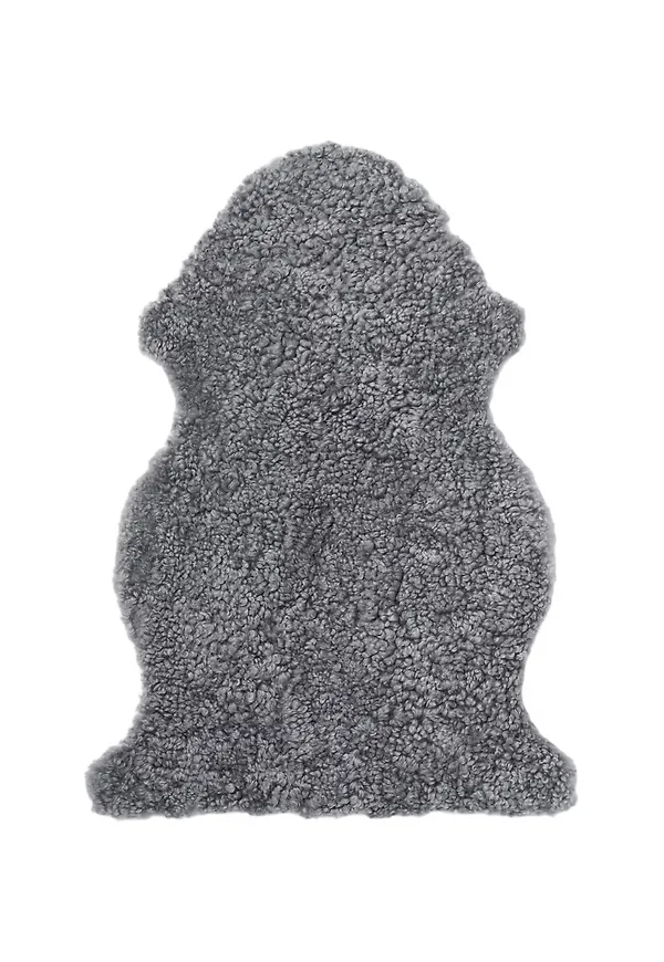 Riktigt trendig fårskinnsmatta i grått från ÅHLÉNS HOME.