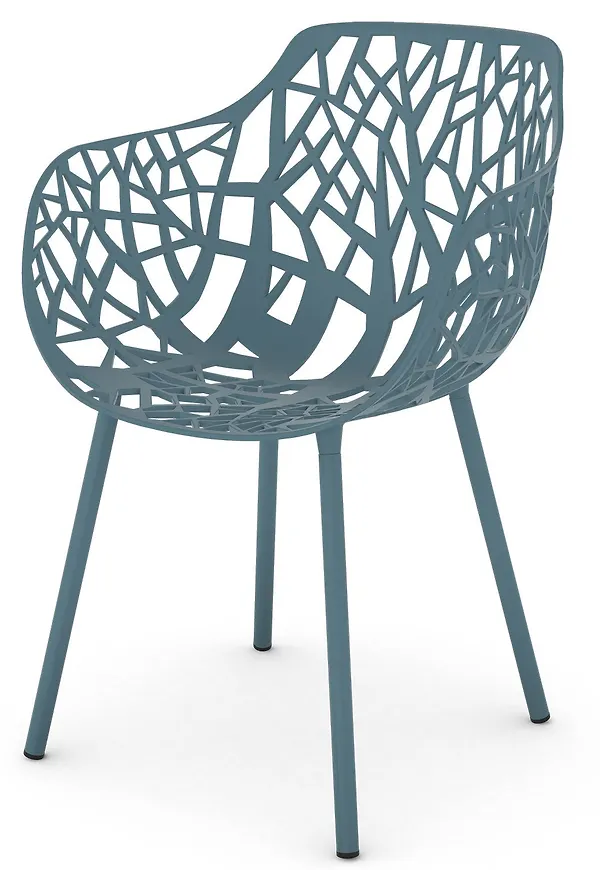 Smickrande karmstol i aluminium från Fast.