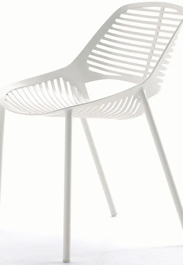 Otroligt fin aluminiumstol i vitt från Fast.