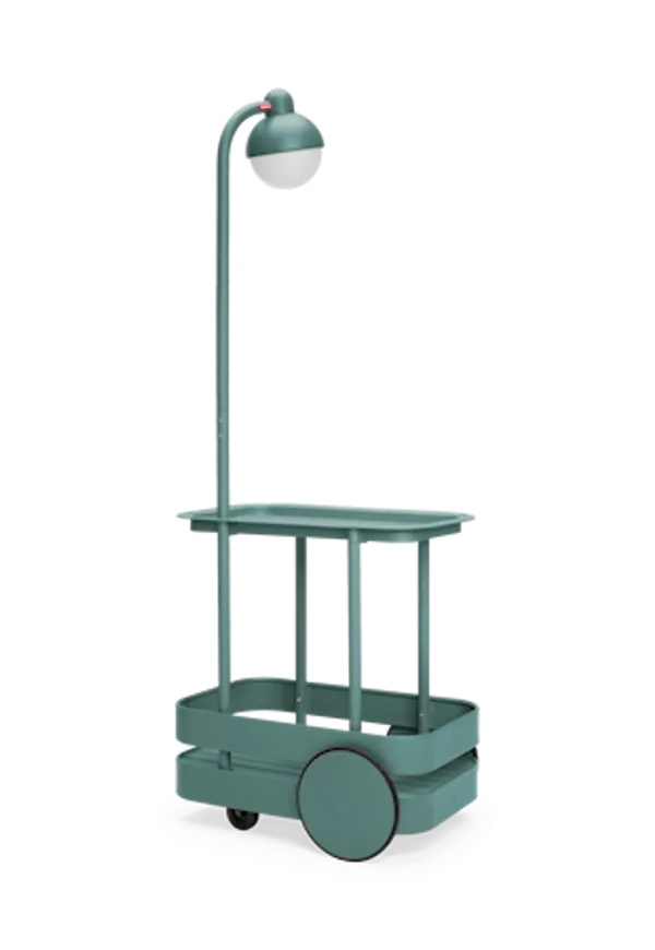 Modern bord i grön färg gjord i aluminium.