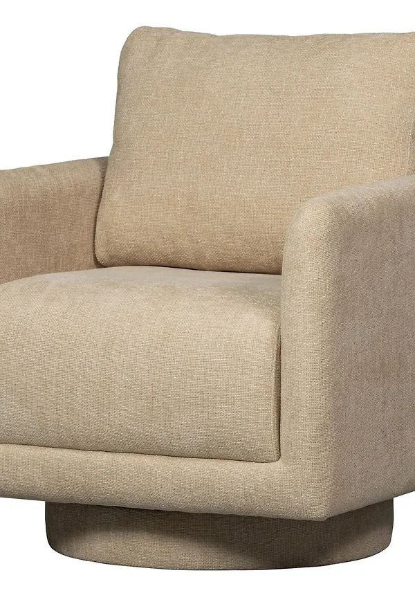 Stilren beige fåtölj 2026 från WOOOD.