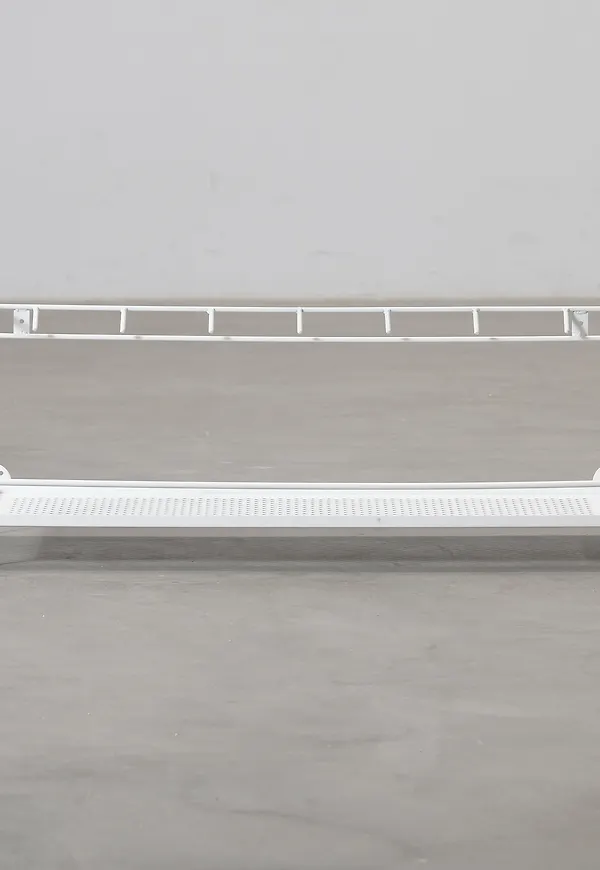 Vit FeelDesign-klädhängare i snygg modell.