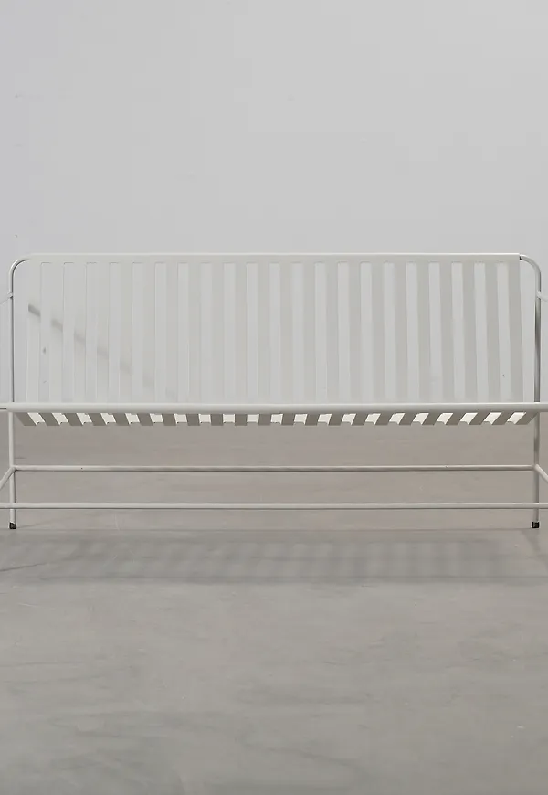 Beige FeelDesign-soffa i klassisk modell.