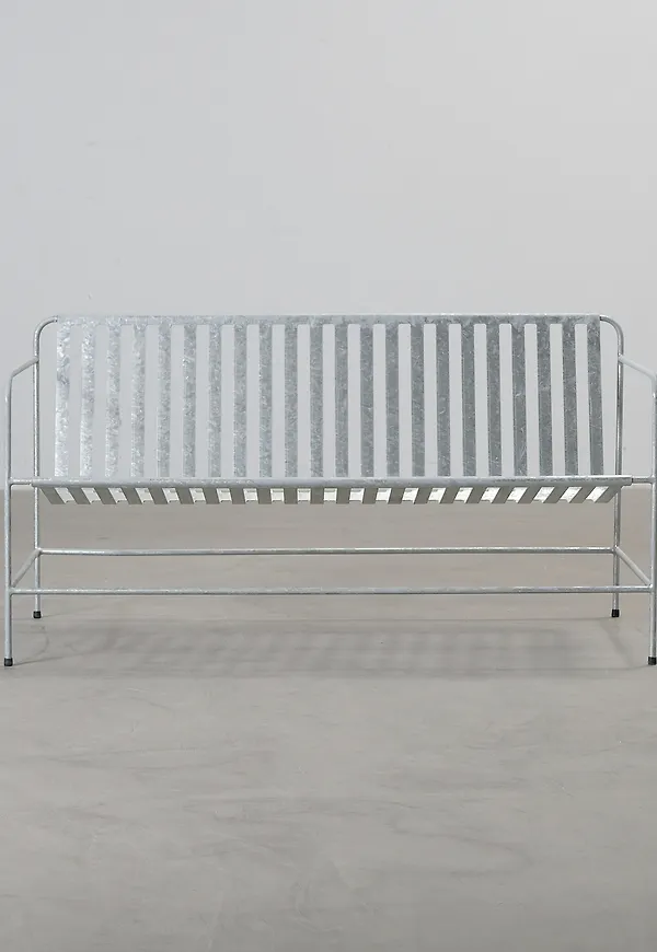 Grå FeelDesign-trädgårdssoffa i moderiktig modell.