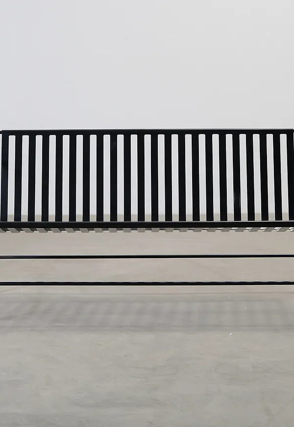 Svart FeelDesign-trädgårdssoffa i stilren modell.