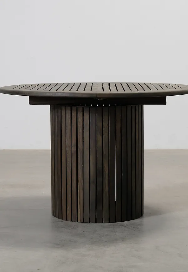 Fantastiskt snygg matbord i mörkbrunt från FeelDesign.