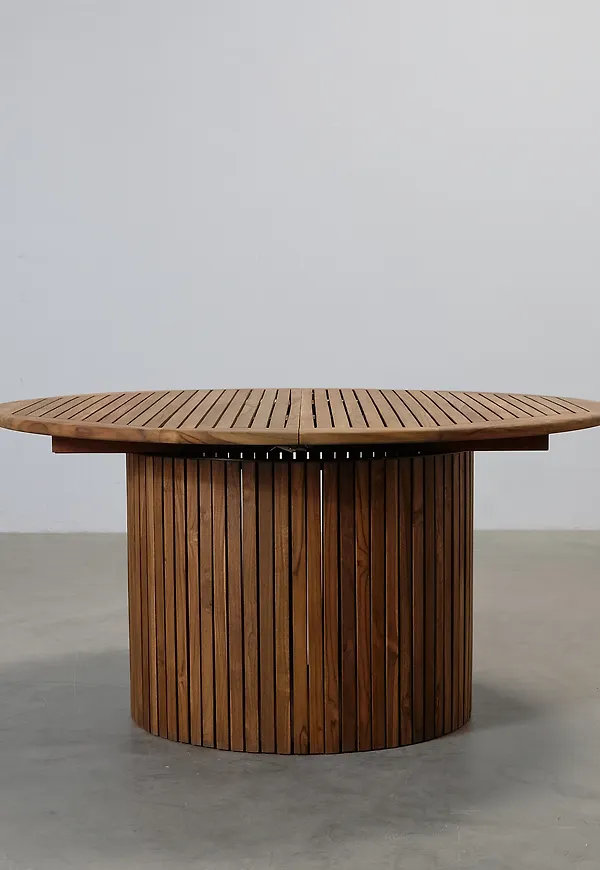 Mörkbrun FeelDesign-utebord i jättesnygg modell.