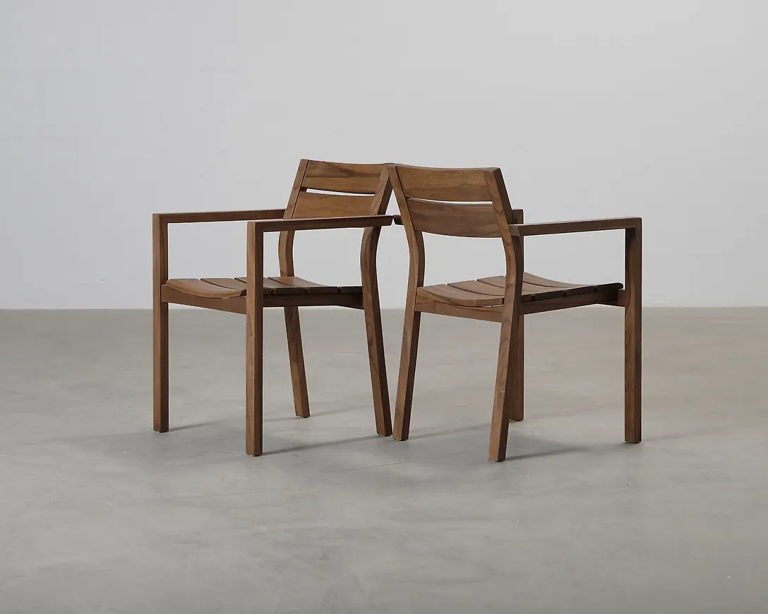 Brun FeelDesign-trädgårdsstol i moderiktig modell.