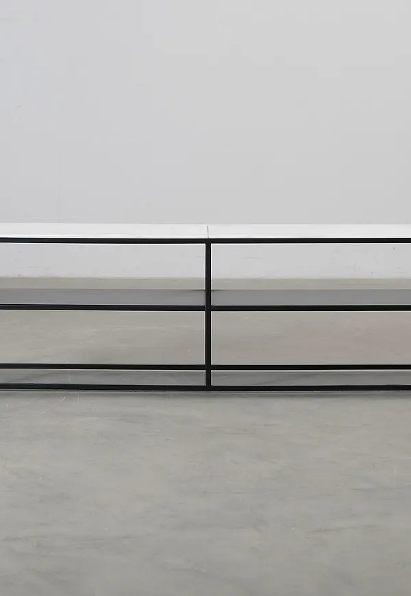 Härlig sidobord i vitt från FeelDesign.