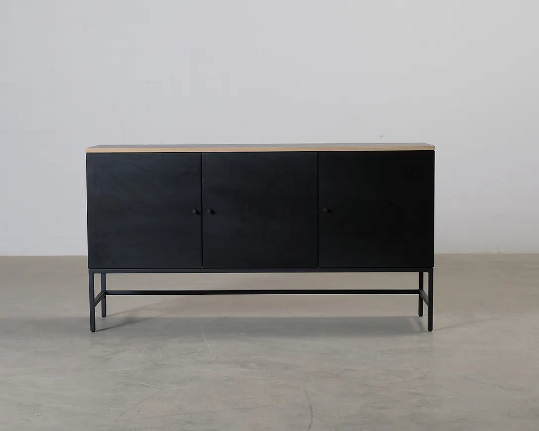 Smickrande svart möbel 2026 från FeelDesign.