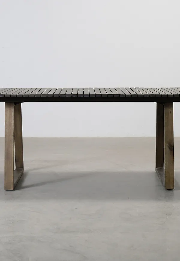 Moderiktig trädgårdsbord i mörkbrunt från FeelDesign.