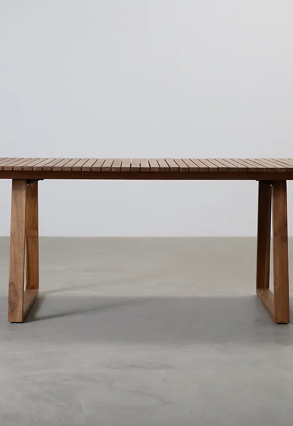 Snygg brun bord i teak från FeelDesign.