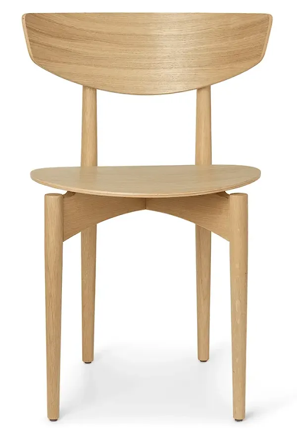 Stilriktig matstol i ek från FERM LIVING.