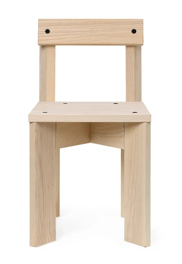 Superfin barnstol i beiget från FERM LIVING.